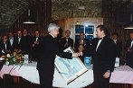 g. Maks Babuder, predsednik botrskega kluba Portorož izroča predsedniku RC Nova Gorica, g. Aleksandru Gaberščiku darilo - umetniško sliko 
